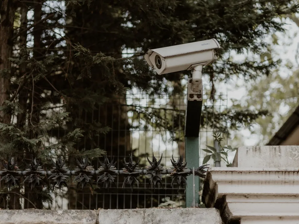 Caméra de surveillance extérieure fixée sur un mur de propriété