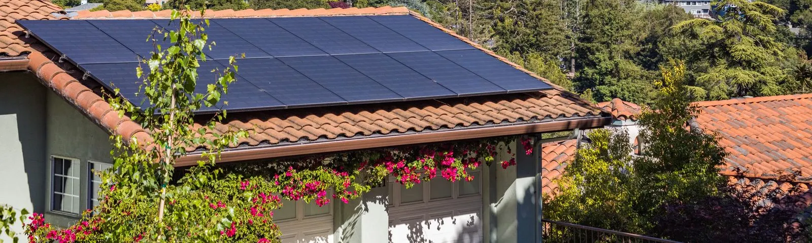 Caméra de surveillance solaire fixée en hauteur sur une façade