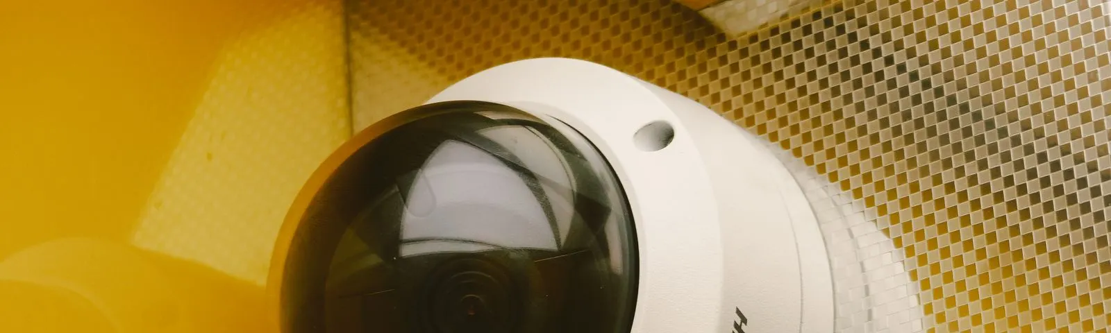 Caméra de surveillance fixée sur la façade d'une maison individuelle